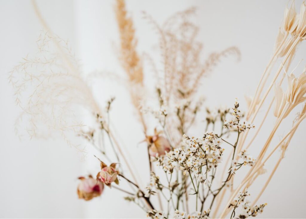 top 10 gepersonaliseerde huwelijkscadeau ideeën: gepersonaliseerde droogbloemen krans