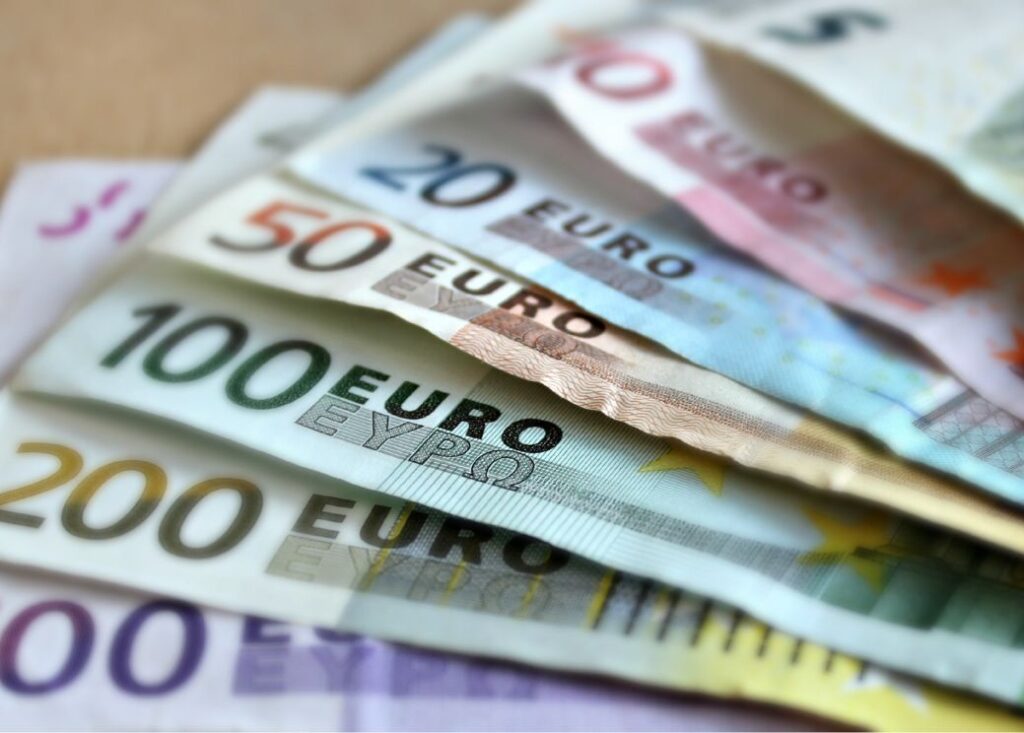 top 10 gepersonaliseerde huwelijkscadeau ideeën: houten auto met geld gleuf